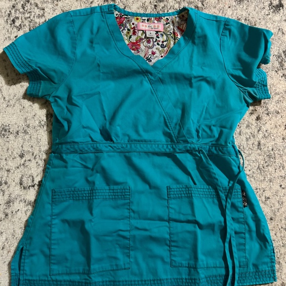 4 Koi Small Scrub Tops - Picture 5 of 6